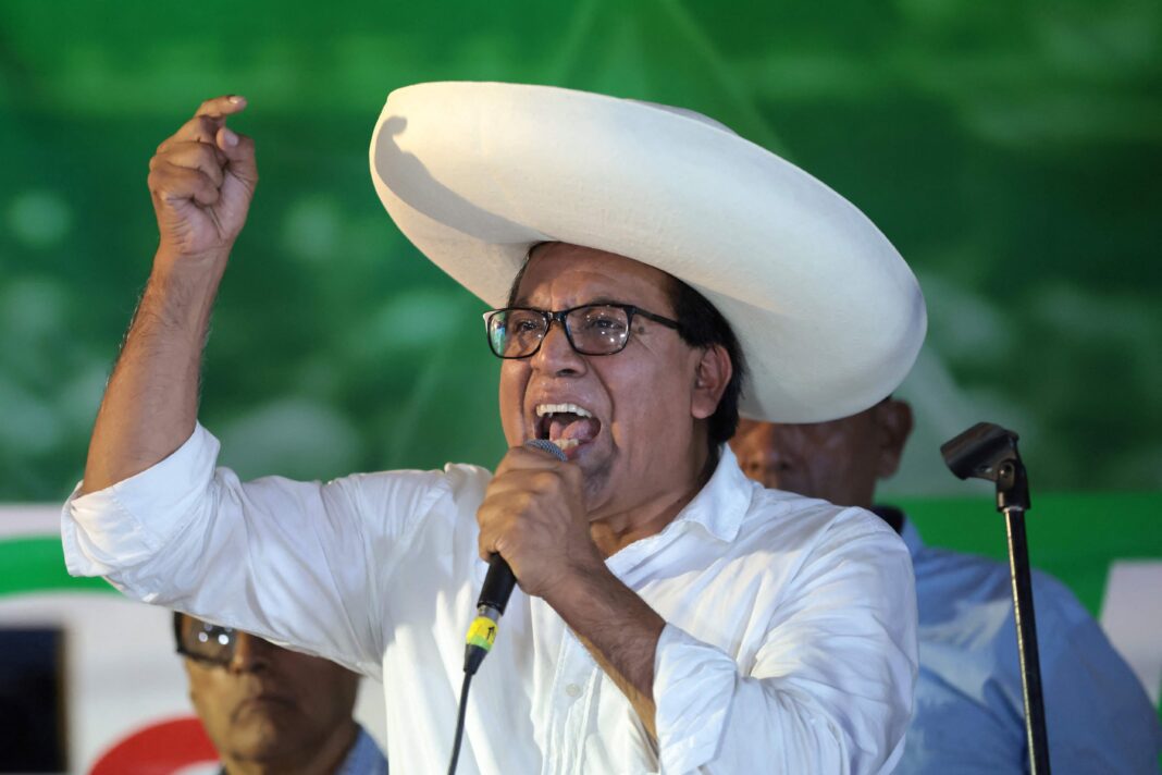 Roberto Sánchez en mitin con sombrero campesino en Huaycán, Lima
