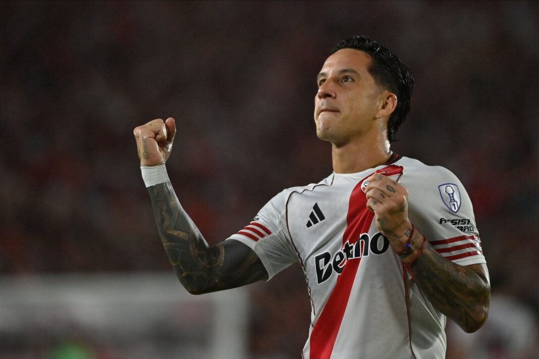 Sebastián Driussi es asistido en el campo de juego tras una lesión en la rodilla durante el partido River vs Rosario Central