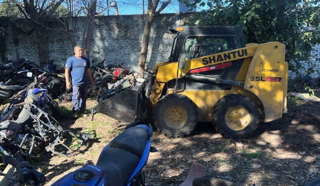 Operativo de retiro y compactación de vehículos abandonados en comisarías de Presidente Perón
