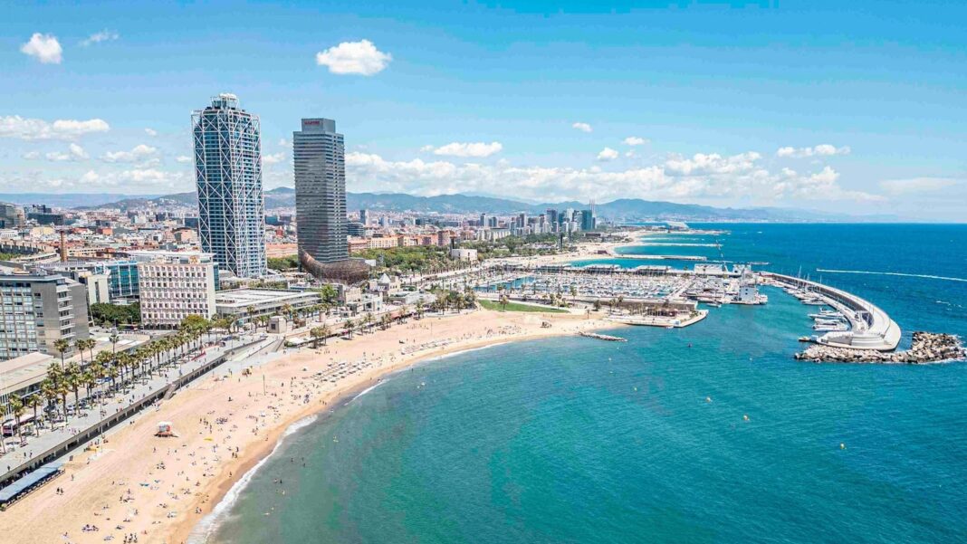 Vista de Barcelona con cielo parcialmente nublado