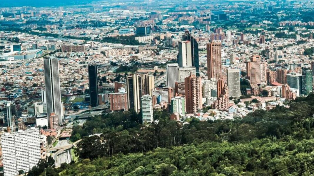 Vista de la ciudad de Bogotá con cielo nublado
