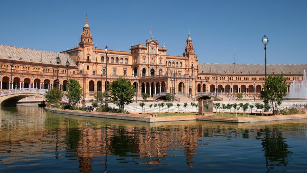 Vista de Sevilla con cielo despejado y altas temperaturas
