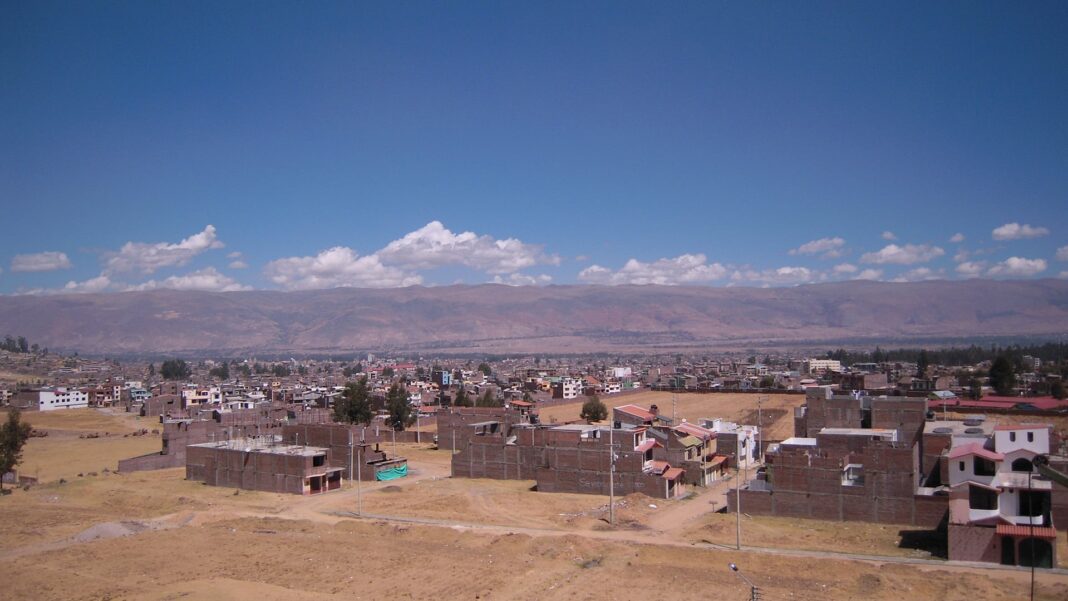 Vista de la ciudad de Huancayo con cielo despejado