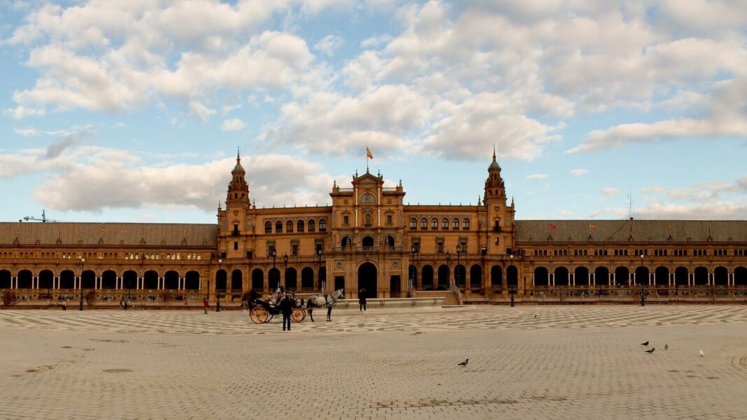 Vista de la ciudad de Sevilla con cielo despejado