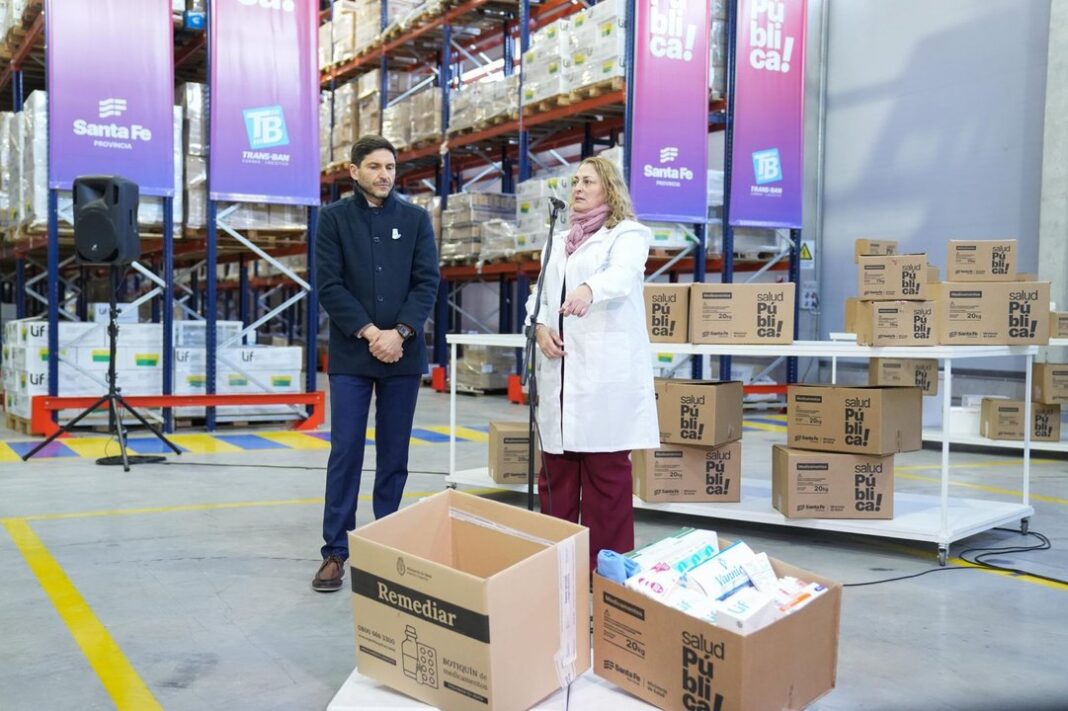 Caja de medicamentos vacía del programa Remediar mostrada por el gobernador Pullaro