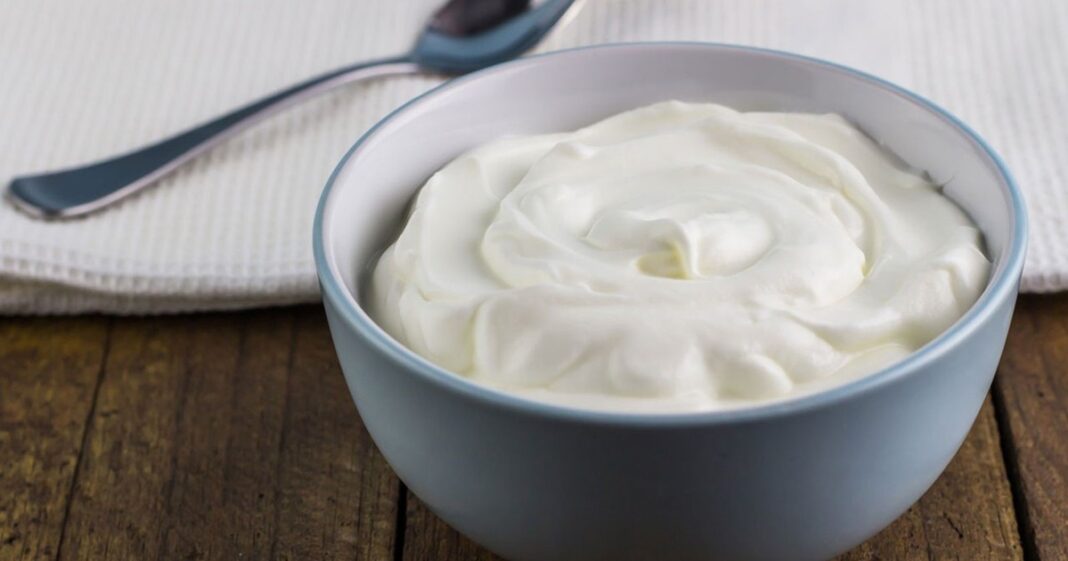 Alimentos fermentados como yogur, kéfir, chucrut y kimchi para regenerar la flora intestinal
