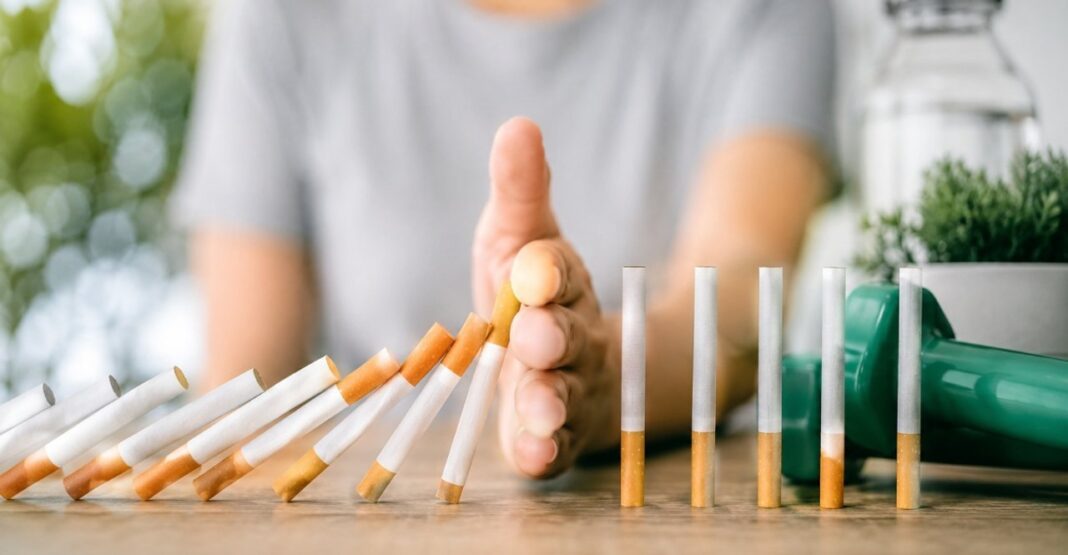 Persona sosteniendo un cigarrillo apagado
