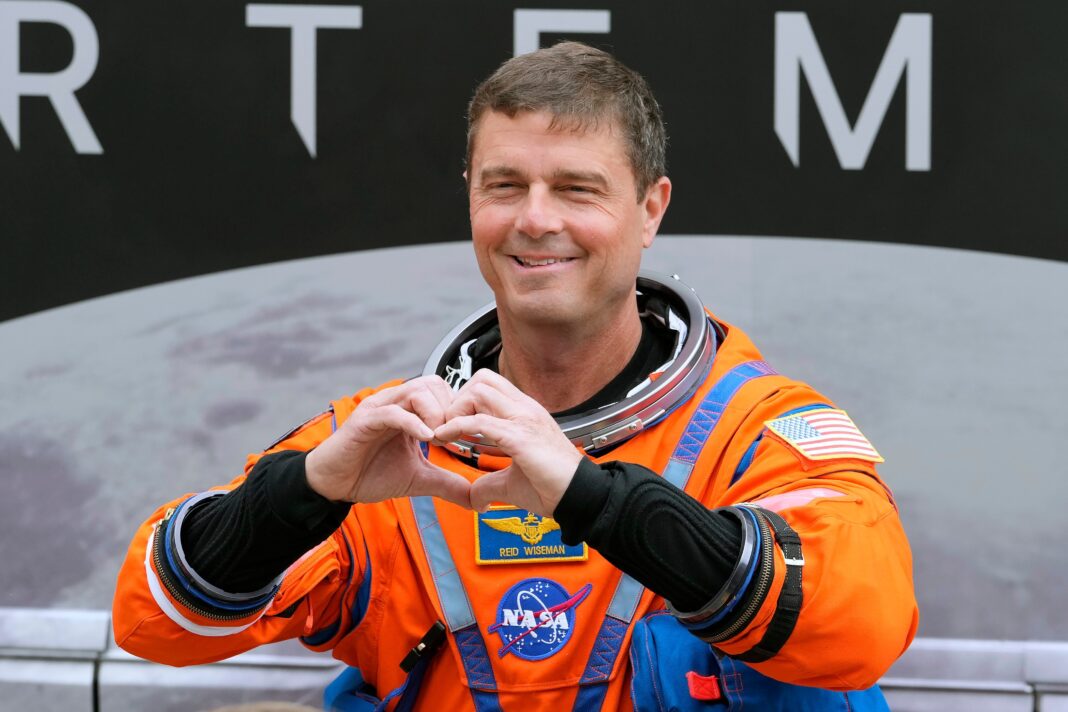 Astronautas de la misión Artemis II durante conferencia de prensa tras regresar a la Tierra