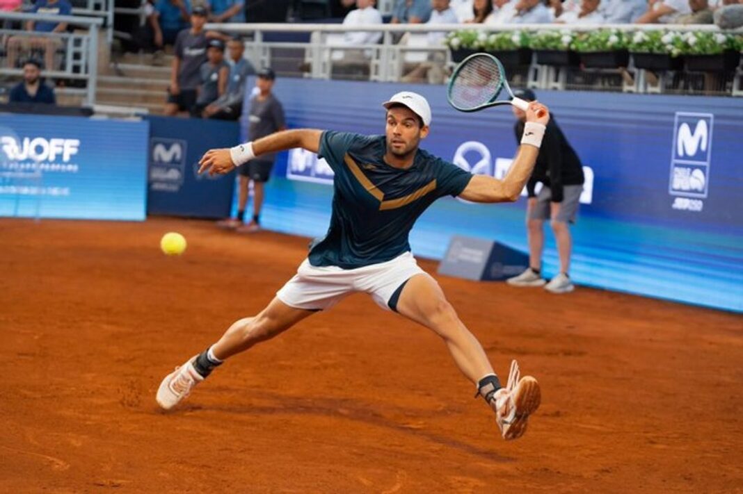 Cuatro tenistas argentinos celebran en la cancha de Roland Garros