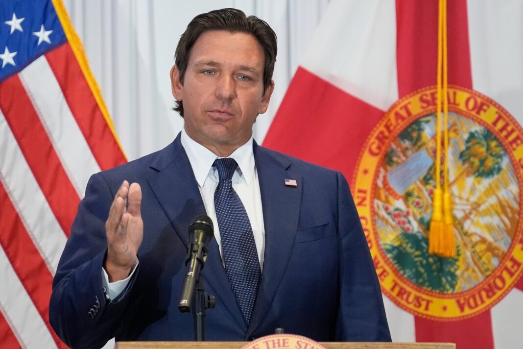Ron DeSantis durante una conferencia de prensa en Tallahassee