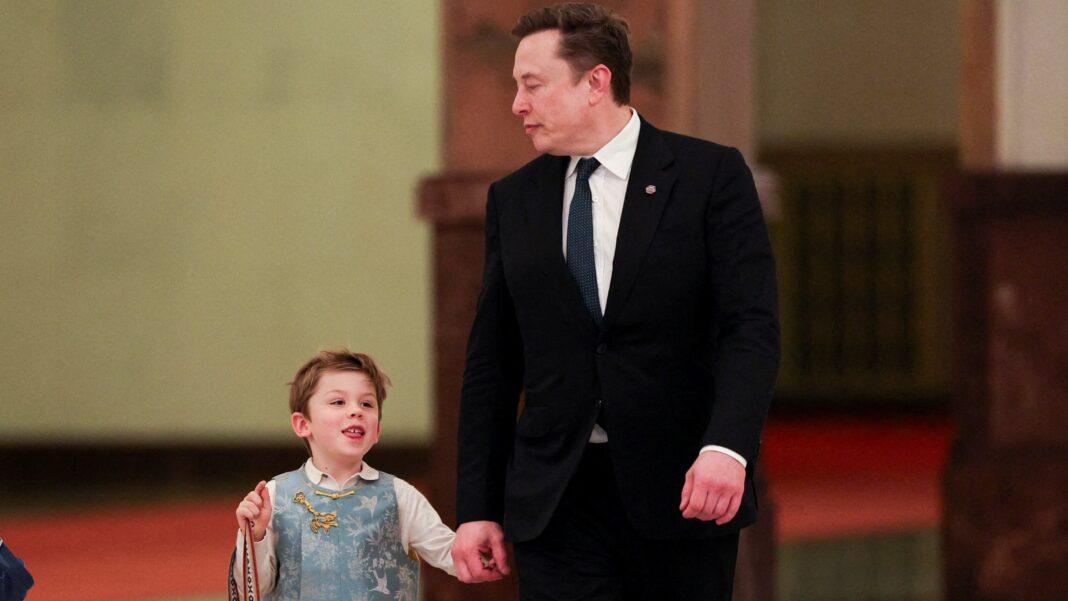 Elon Musk con su hijo X Æ A-12 en China
