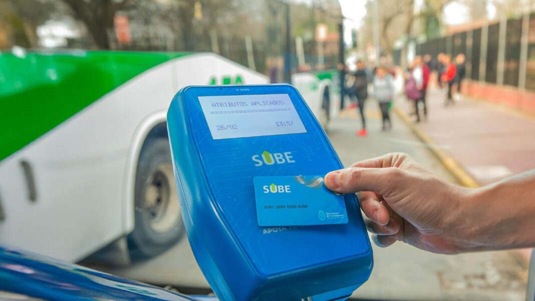 Colectivo en la Ciudad de Buenos Aires con pasajeros en una parada