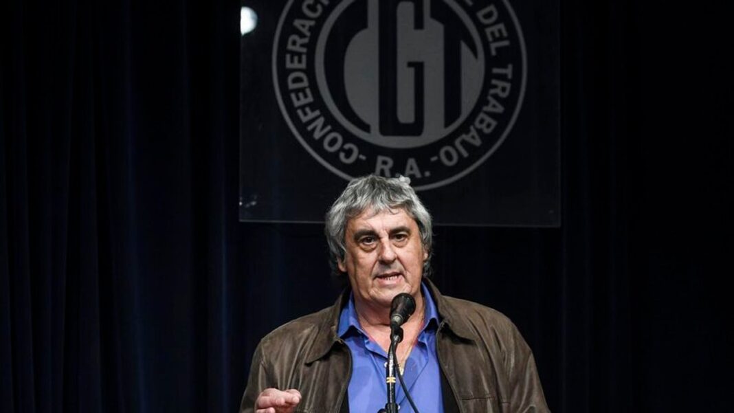 Docentes reunidos frente a la CGT en reclamo de paritarias