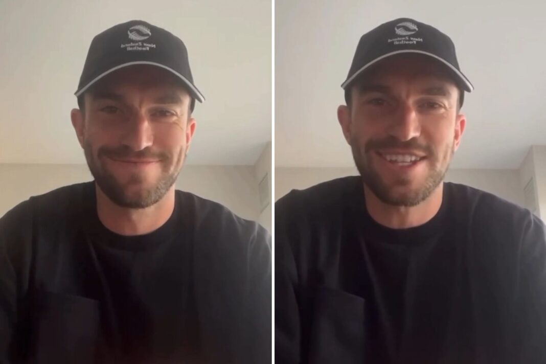 Tim Payne, defensor de Nueva Zelanda, sonriendo con la camiseta de su selección