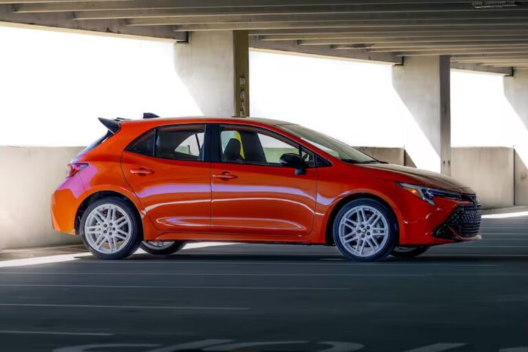 Toyota Corolla 2027 sedán color plateado, vista lateral