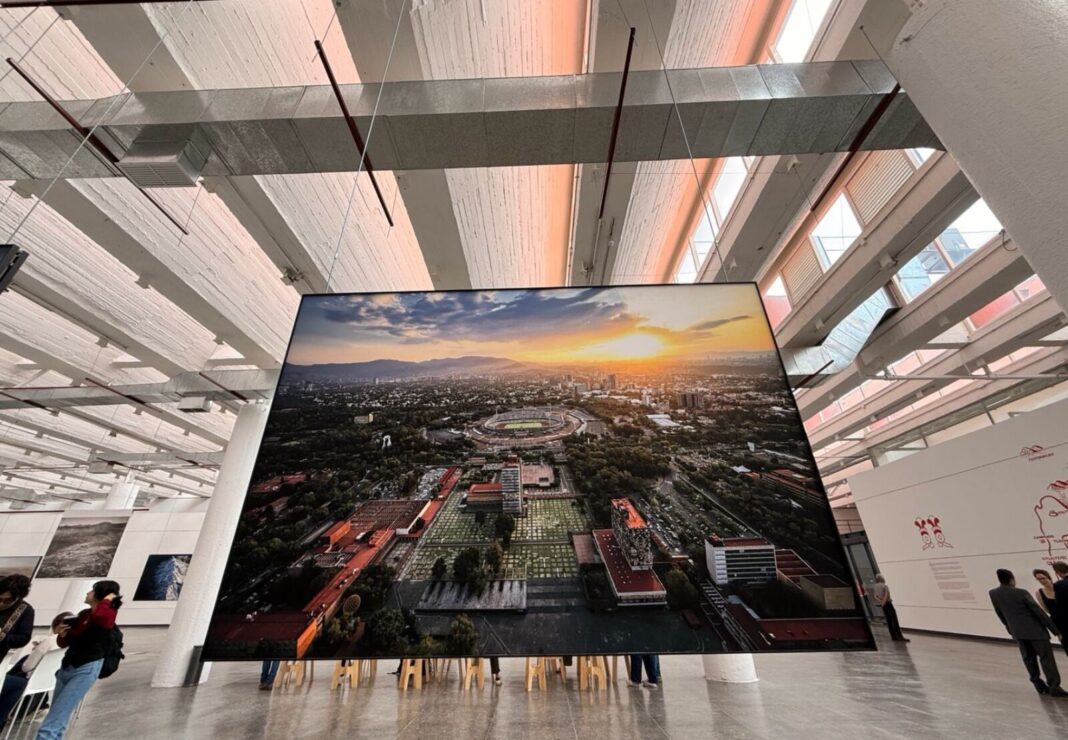 Fotografía aérea de la exposición Patrimonio Agua y Fuego en el MUCA de la UNAM