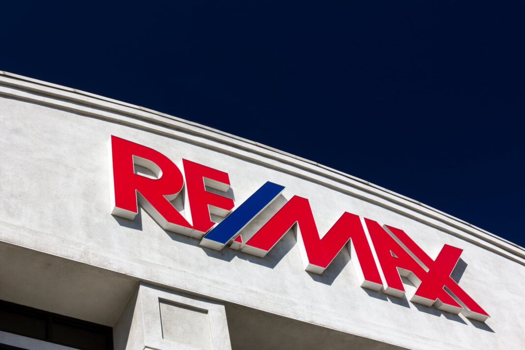 Logo de RE/MAX y The Real Brokerage juntos representando la fusión Real REMAX Group