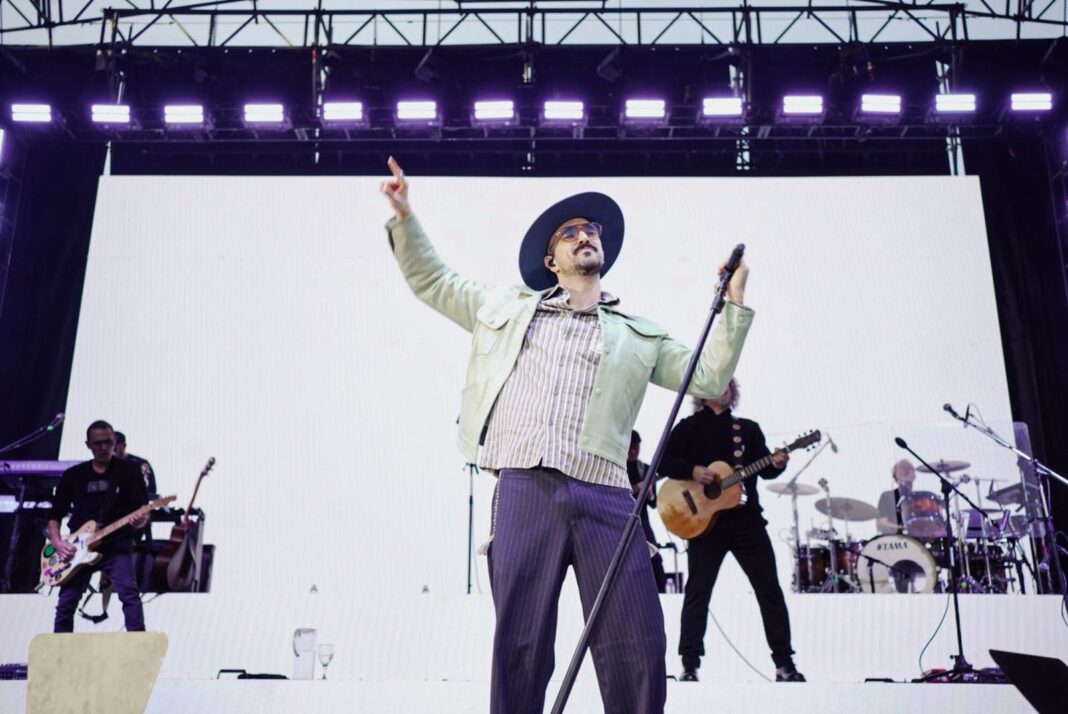 Abel Pintos durante su recital en el Día de la Bandera en Rosario