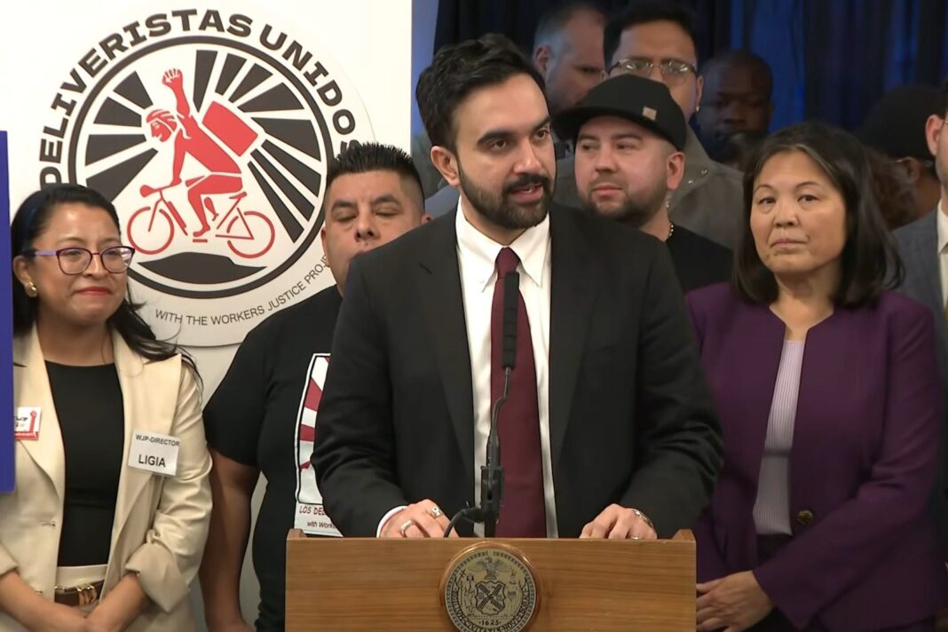 Alcalde Zohran Kwame Mamdani firma orden ejecutiva sobre calor extremo en el Ayuntamiento de Nueva York