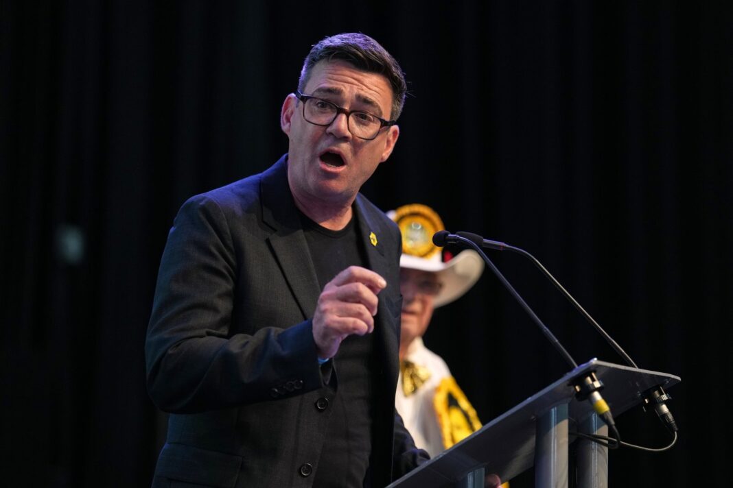 Andy Burnham, alcalde del Gran Manchester, en una conferencia de prensa