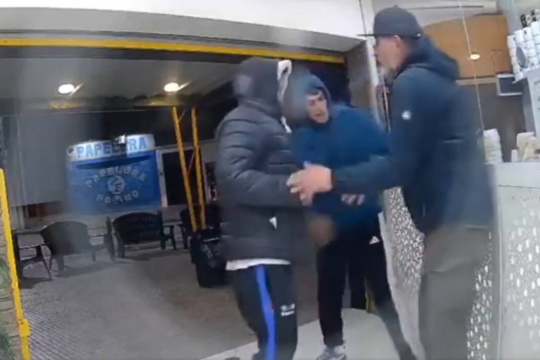 Cámara de seguridad de heladería muestra el momento del asalto