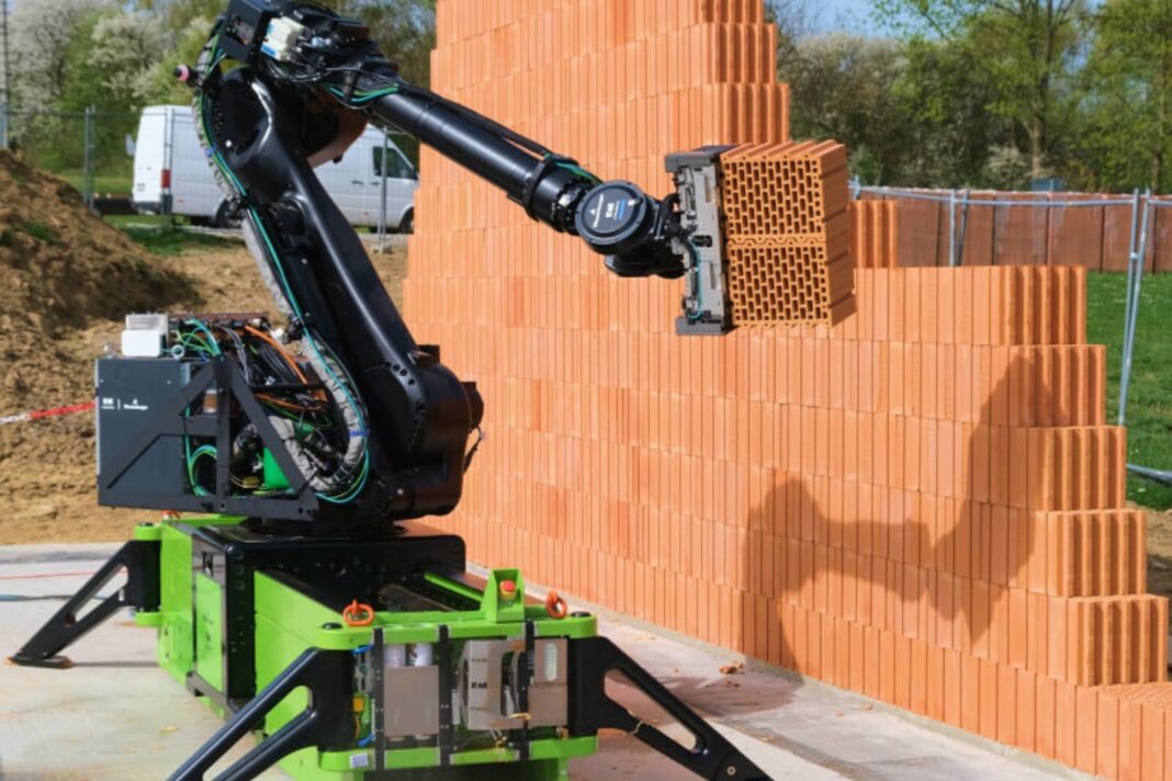 Robot albañil Walter colocando ladrillos en una obra de construcción