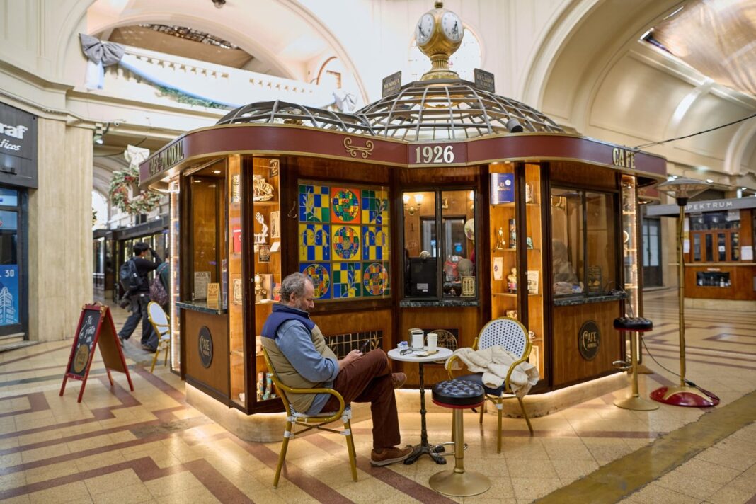 Interior del Café Mundial en el Pasaje San Martín de Mendoza, con diseño art nouveau y reloj de cuatro caras