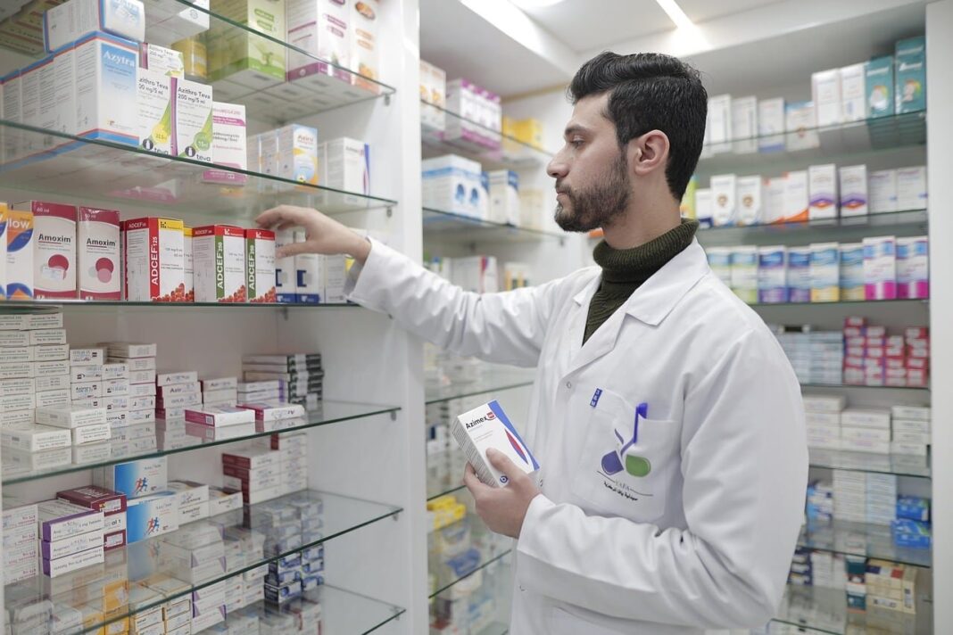 Farmacia con mostrador y medicamentos en estanterías