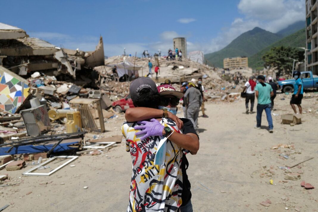 Personas colaborando con donaciones para víctimas del terremoto en Venezuela