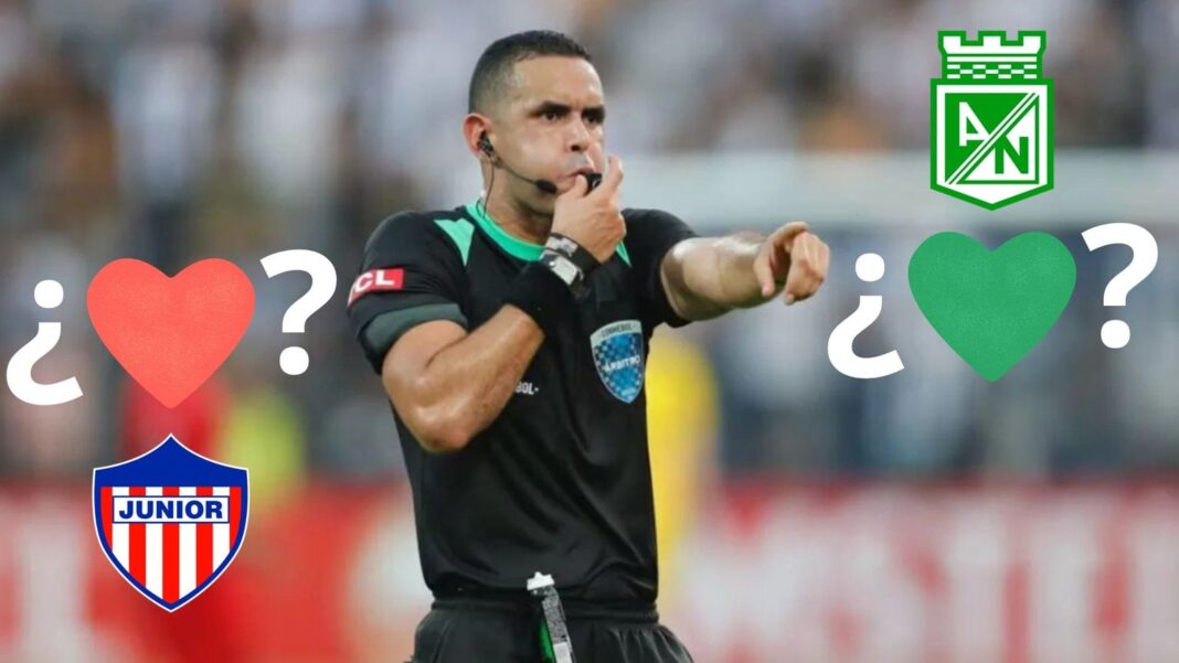 Árbitro Carlos Ortega durante un partido de fútbol