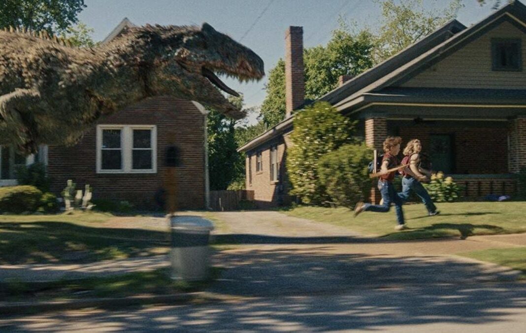 Escena de la película El final de Oak Street con Anne Hathaway y Ewan McGregor