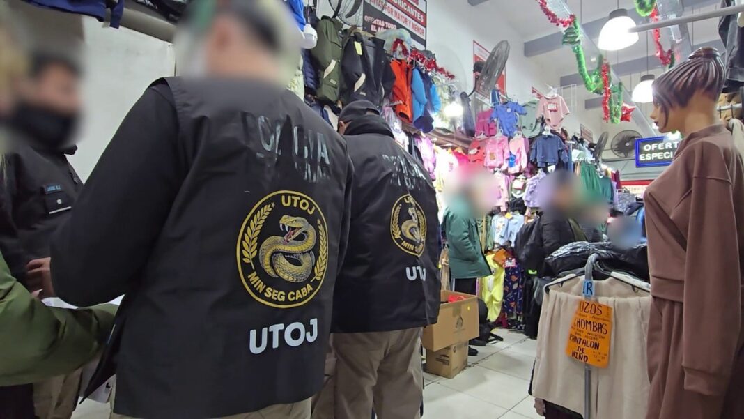 Operativo policial en la galería La Juanita del barrio de Once, con mercadería incautada