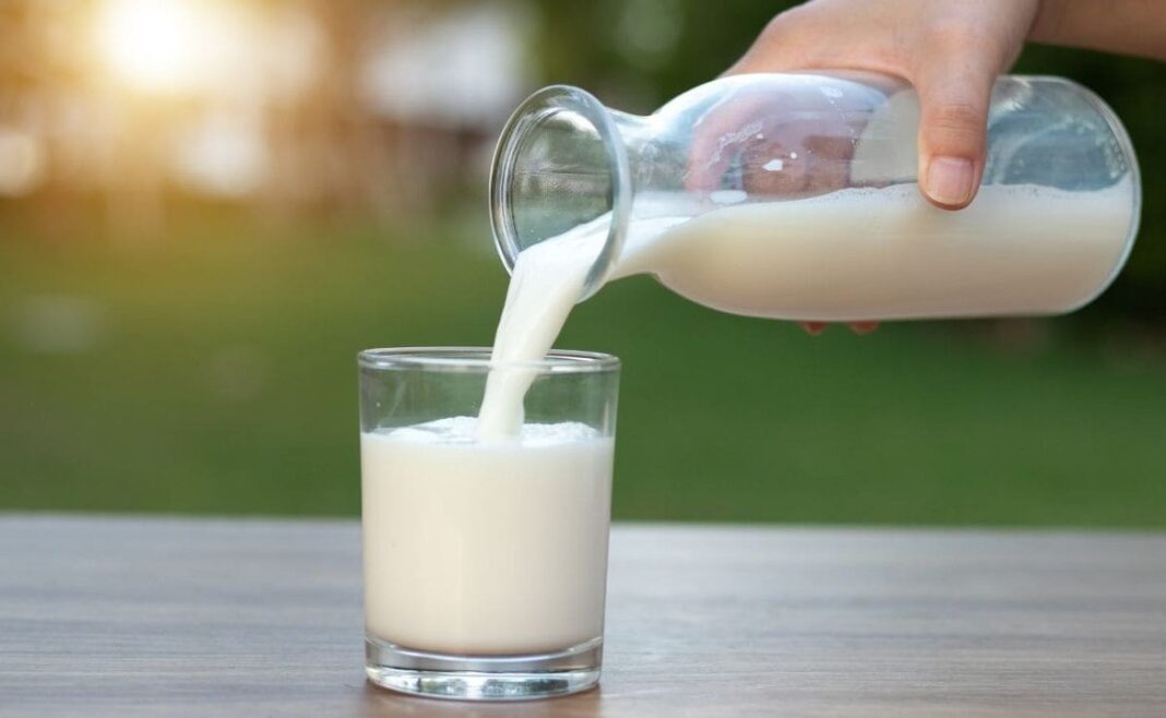 Vaso de leche y productos lácteos sobre una mesa