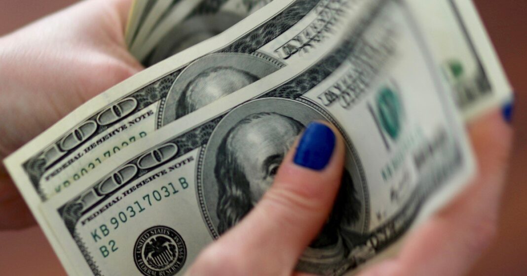 Billetes de dólar azul sobre fondo blanco