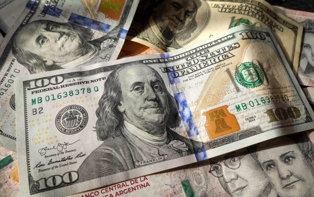 Cotización del dólar en pizarra de casa de cambio