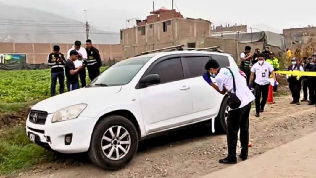 Vehículo blanco estacionado en la autopista Ramiro Prialé con presencia policial