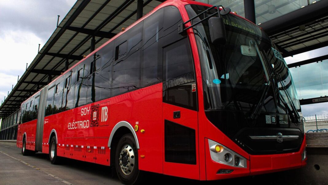Autobús del Metrobús en una estación de la Ciudad de México