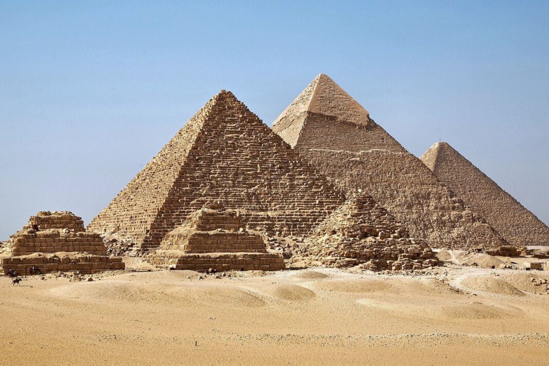 Gran Pirámide de Giza con sensores sísmicos instalados