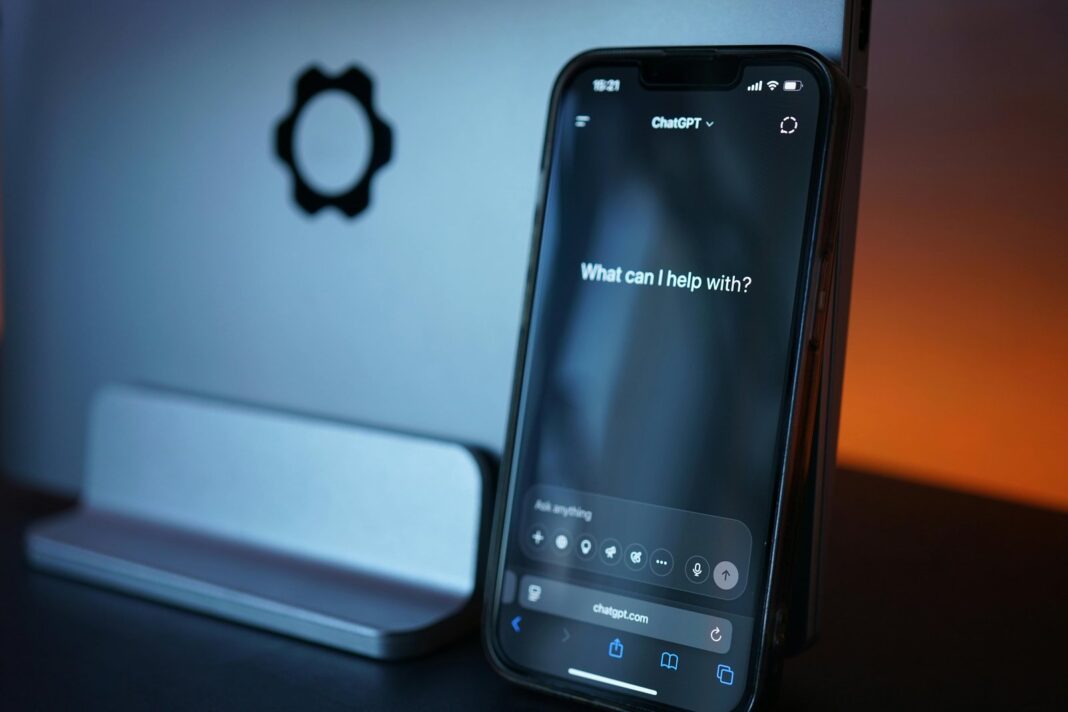 Persona frente a pantalla con símbolos de inteligencia artificial
