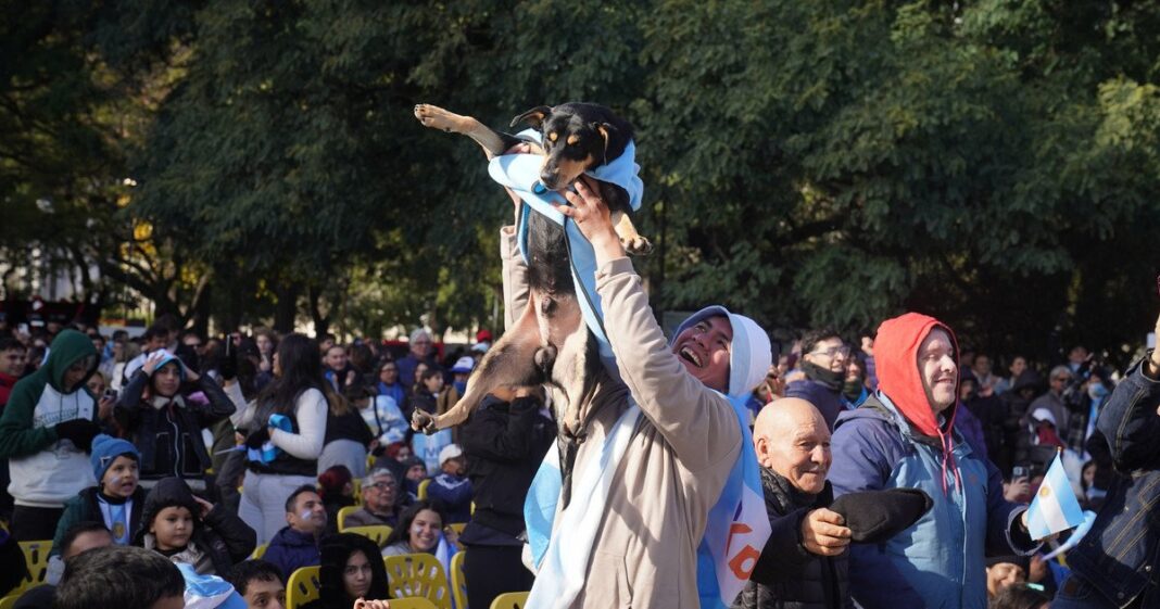 Multitud de hinchas argentinos en la Plaza San Martín de Retiro durante el Fan Fest del partido Argentina vs. Austria