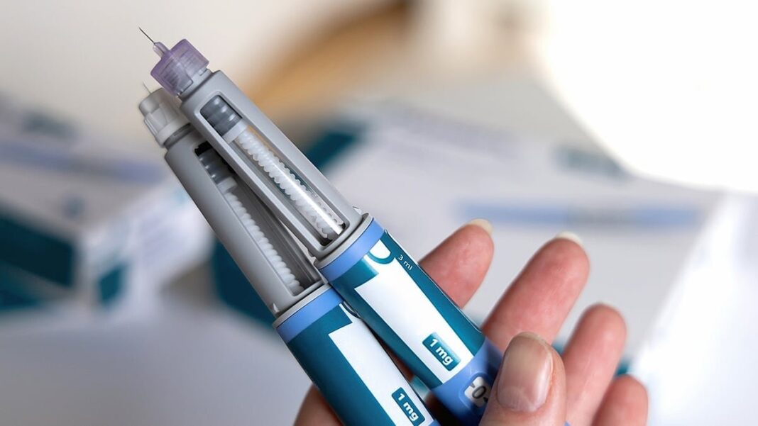 Mujer sosteniendo un frasco de medicamento Ozempic
