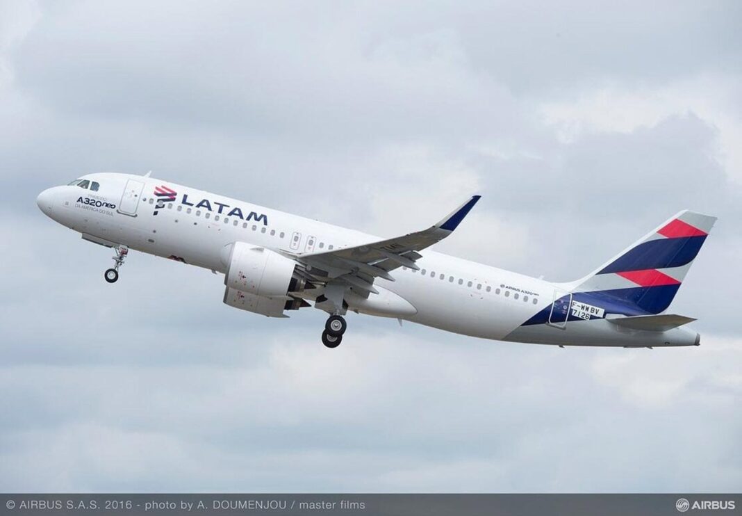 Avión de LATAM Airlines en una pista de aterrizaje