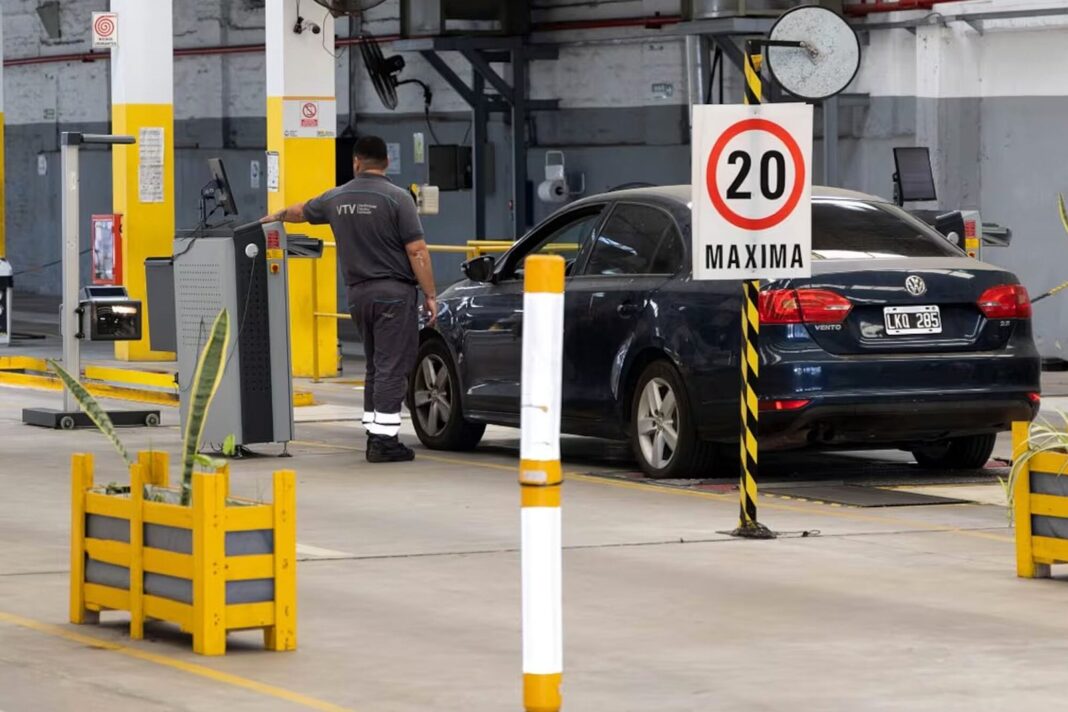 Oblea de VTV en el parabrisas de un automóvil