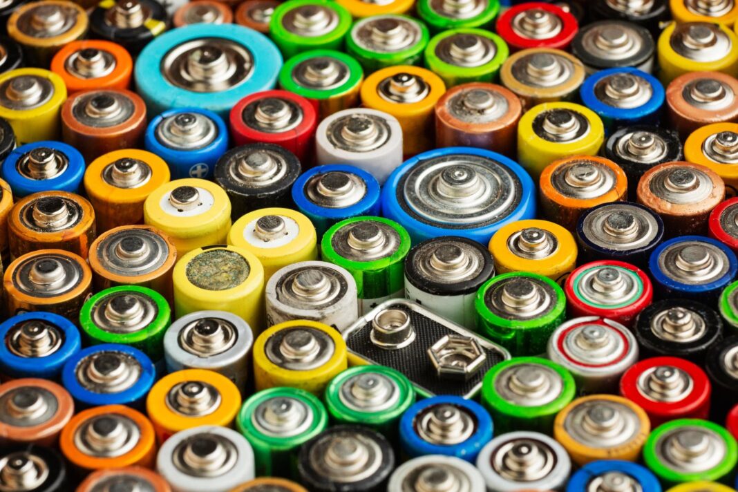 Pilas y baterías de distintos tamaños sobre una superficie