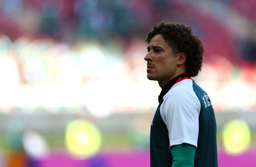Guillermo Ochoa ingresando al campo en el partido México vs Chequia del Mundial 2026