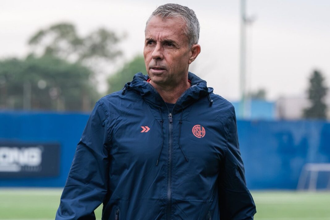 Gustavo Álvarez durante su etapa como director técnico de San Lorenzo