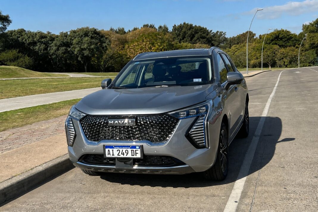 GWM Jolion HEV Supreme estacionado en exterior, vista lateral frontal