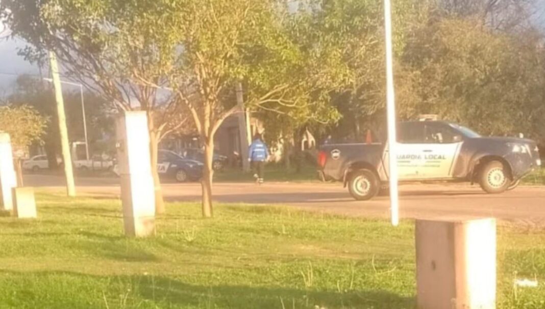 Policía en la calle San Martín al 600 de Las Varillas, Córdoba, tras un homicidio