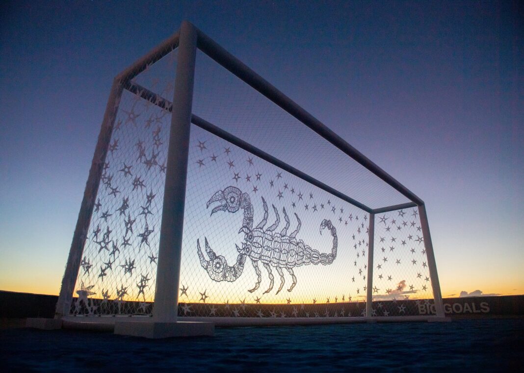 Instalación Big Goals en Miami Beach con arcos de fútbol y redes tejidas a crochet