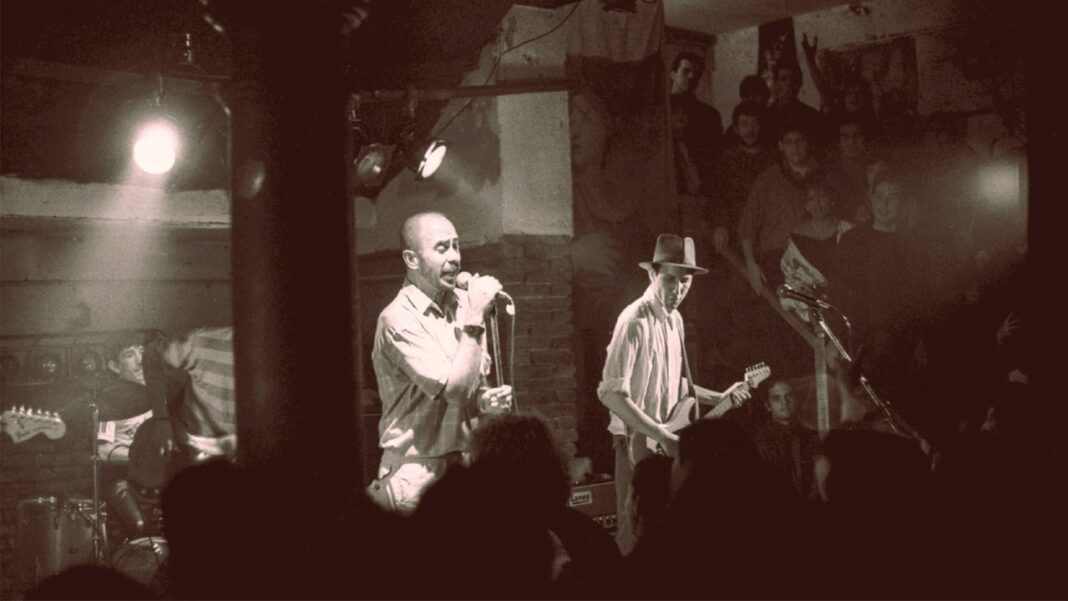 Indio Solari tocando con Los Redondos en el Parakultural en 1986